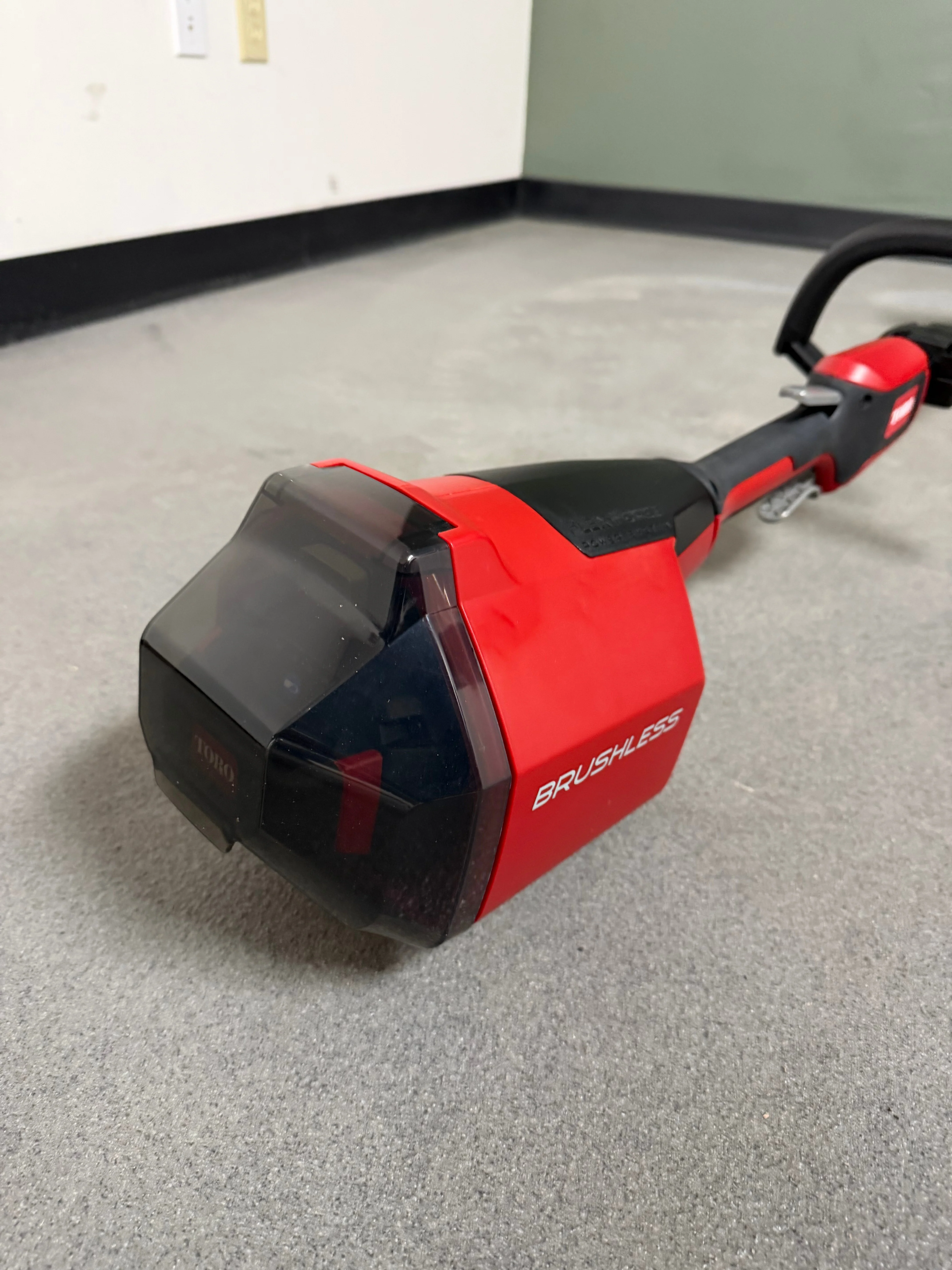 Toro 60V 12 In. 39909 Cordless Power Shovel - Image 3