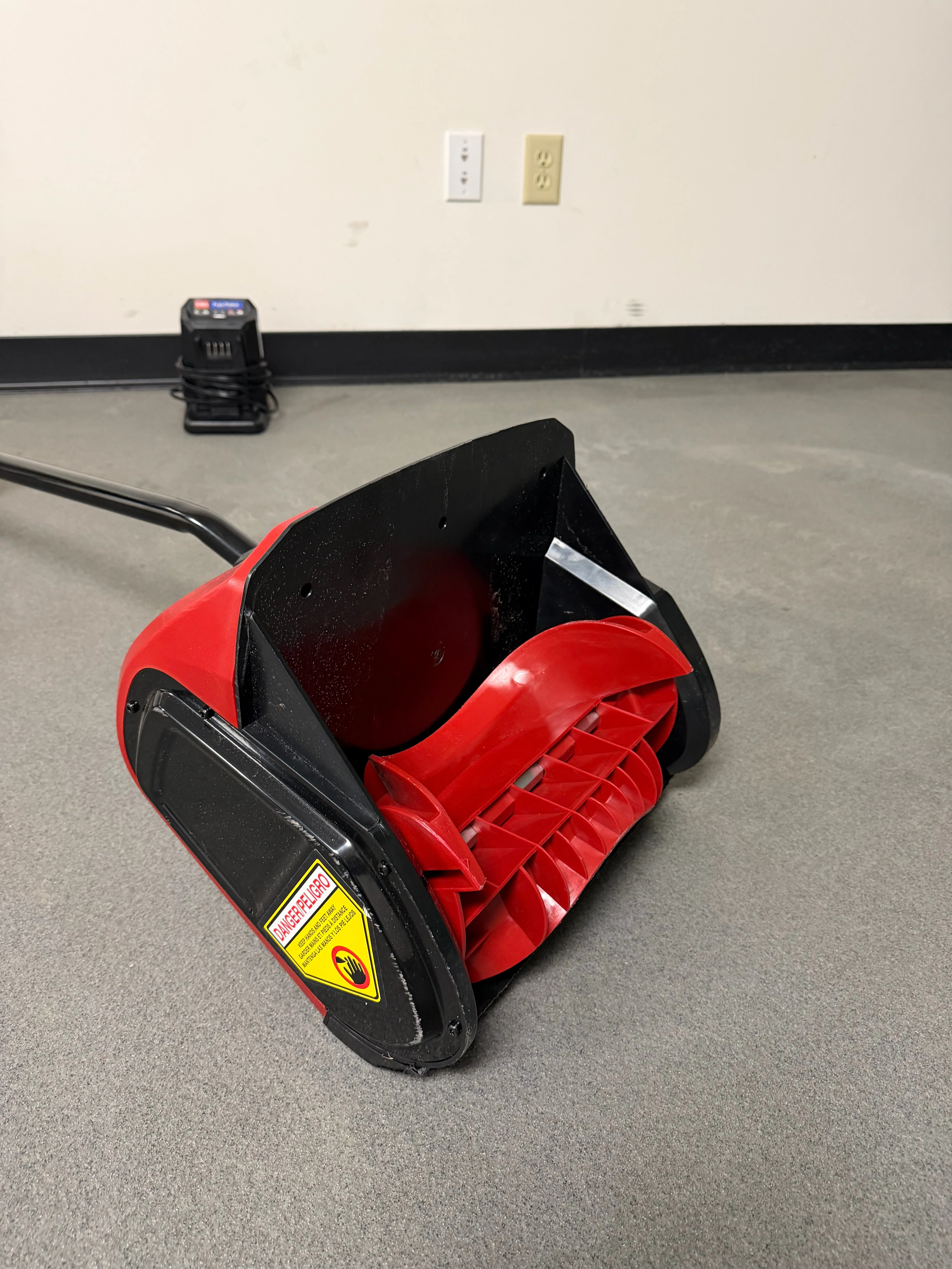 Toro 60V 12 In. 39909 Cordless Power Shovel - Image 4